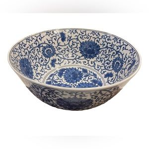 Vintage mid 20th century, Chinese porcelain bowl w/hand painted floral design.